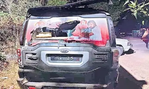 தேர்தல் பிரசாரத்தில் தெலுங்கு தேசம் வேட்பாளர் கார் கண்ணாடிகள் உடைப்பு