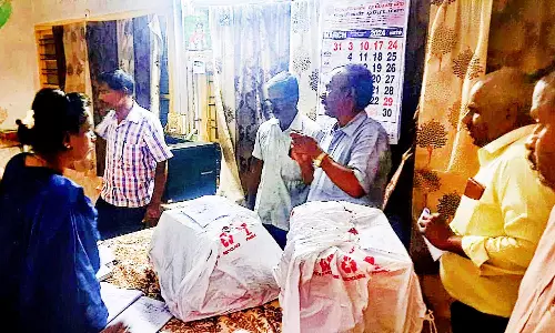 வத்தலக்குண்டு அருகே பறக்கும்படை சோதனையில் ரூ.4 கோடி மதிப்பிலான தங்கம் பறிமுதல்