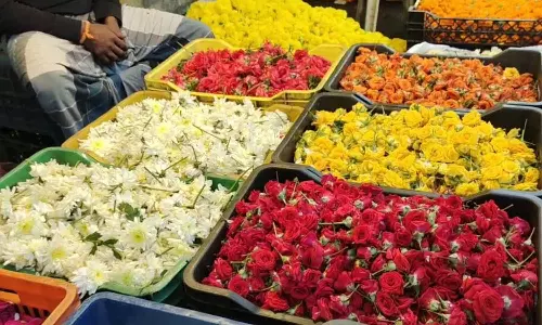 பங்குனி உத்திரத்தையொட்டி பூக்கள் விலை கடும்  உயர்வு