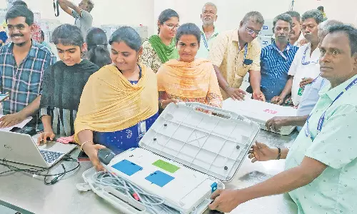 திருப்பூர் மாவட்டத்தில் 8 சட்டமன்ற தொகுதிக்கான வாக்குப்பதிவு எந்திரங்கள் அனுப்பி வைப்பு