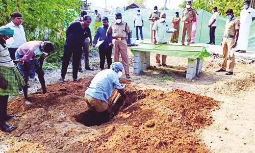 விவசாயி கொலை- உடலை தோண்டி எடுத்து போலீசார் விசாரணை
