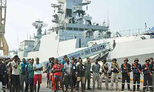 35 சோமாலிய கடற்கொள்ளையர்கள் மும்பை போலீசாரிடம் ஒப்படைப்பு