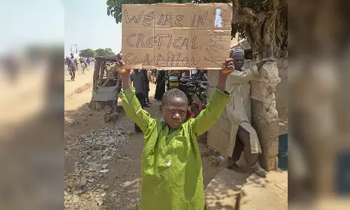 நைஜீரியாவில் கடத்தப்பட்ட 250 பள்ளி மாணவர்கள் ஒரு மாதத்திற்கு பிறகு விடுவிப்பு