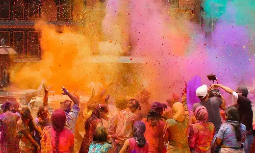 பலத்த பாதுகாப்புக்கு மத்தியில் நேபாளத்தில் ஹோலி பண்டிகை கொண்டாட்டம்