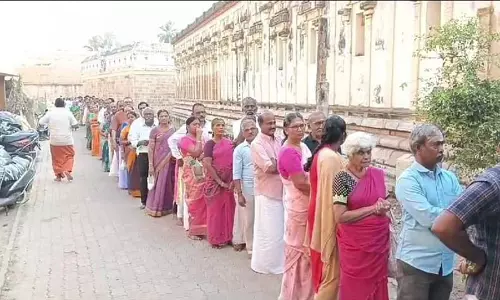 திருவாரூரில் வலது பாதத்தை காண்பித்து பக்தர்களுக்கு அருள்பாலித்த தியாகராஜர்