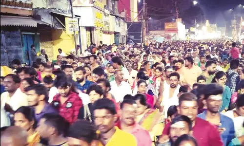 பவுர்ணமியை யொட்டி திருவண்ணாமலையில் ஏராளமான பக்தர்கள் கிரிவலம்