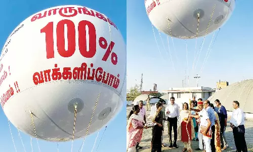 100% வாக்குப்பதிவை வலியுறுத்தி விழிப்புணர்வு பலூன் பறக்கவிட்ட கலெக்டர்