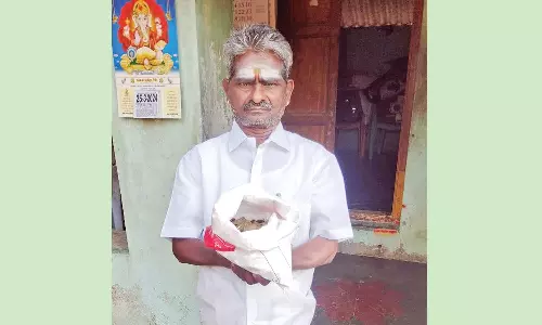 வேட்பு மனு தாக்கல் செய்ய 10 ரூபாய் நாணயங்கள் மூட்டையுடன் வந்த மதுக்கடை ஊழியர்