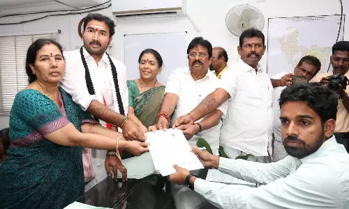 தேர்தல் அலுவலகங்களில் திருவிழா கூட்டம்: தி.மு.க, அ.தி.மு.க., பா.ஜ.க. வேட்பாளர்கள் வேட்பு மனு தாக்கல்