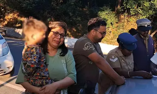 பறக்கும் படையினரிடம் பணத்தை திருப்பி தருமாறு கண்ணீர் விட்டு கதறி அழுத பெண்