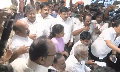 நாங்கள் தான் முதலில் வந்தோம்- அதிமுக vs திமுக வாக்குவாதம்