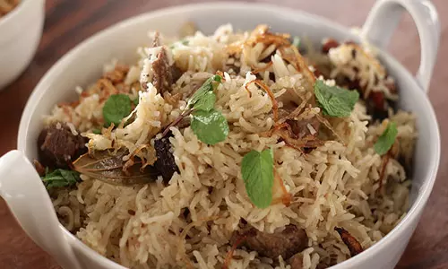 பிரியாணின்னாலே விடமாட்டோம், அதென்ன வெள்ளை மட்டன் பிரியாணி...?