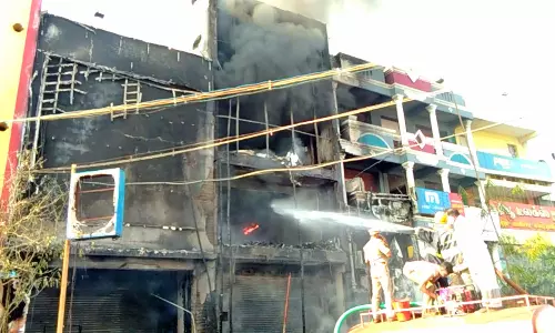 அறந்தாங்கி பஸ் நிலையம் அருகே நகை கடை, பாத்திரக்கடையில் தீ விபத்து