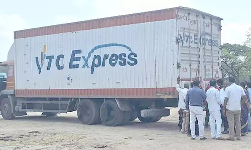 கண்டெய்னர் லாரியில் பெட்டி, பெட்டியாக பணமா?