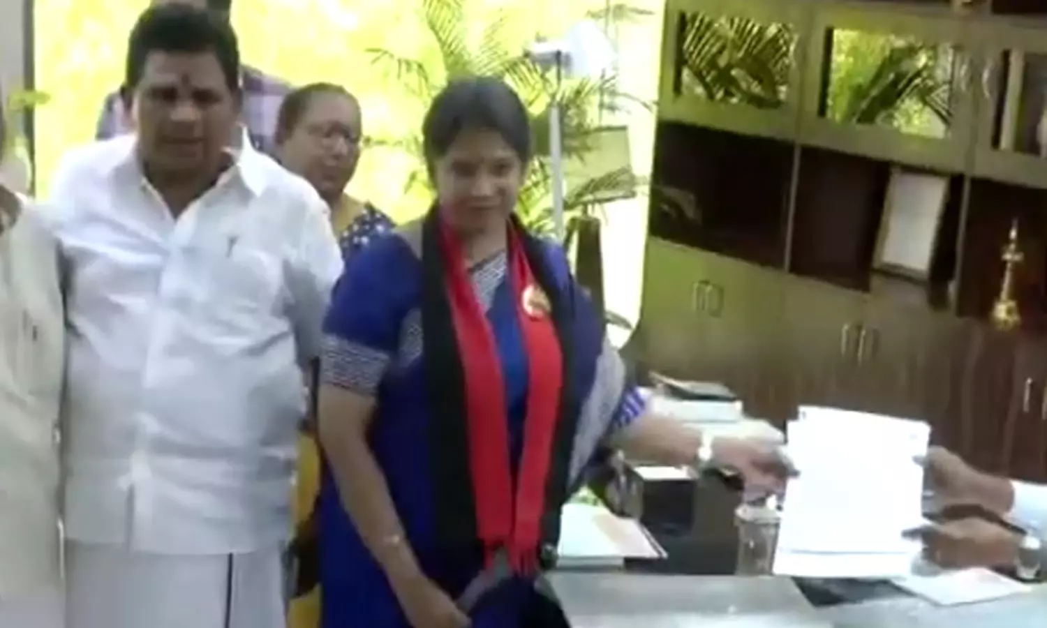 பாராளுமன்ற தேர்தல்: வேட்பு மனு தாக்கல் செய்தார் கனிமொழி பாராளுமன்ற தேர்தல்: வேட்பு மனு தாக்கல் செய்தார் கனிமொழி