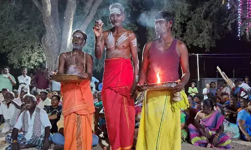 முருகன் கோவில் வேலில் சொருகப்பட்ட 9 எலுமிச்சம் பழம் ரூ.2 லட்சத்து 36 ஆயிரத்துக்கு ஏலம்