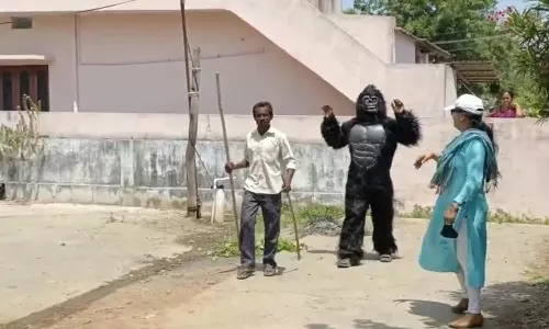 கொரில்லா வேடத்தில் குரங்குகள் விரட்டியடிப்பு