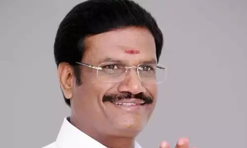 குடும்ப உறவை நினைத்து போட்டியை தவிர்த்த ஏ.கே.மூர்த்தி