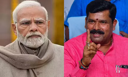 மோடி மோடி என கோஷம் எழுப்புபவர்களை கன்னத்தில் அறைய வேண்டும்