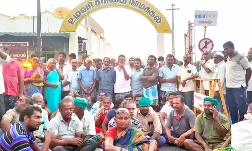 நாமக்கல்லில் இன்று உழவர் சந்தை: விவசாயிகள் திடீர் தர்ணா போராட்டம்