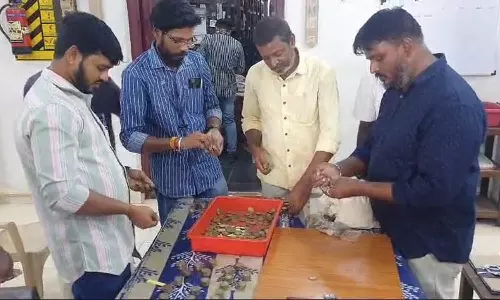 10 ரூபாய் நாணயங்களுடன் வேட்புமனுத்தாக்கல் செய்த வேட்பாளர்