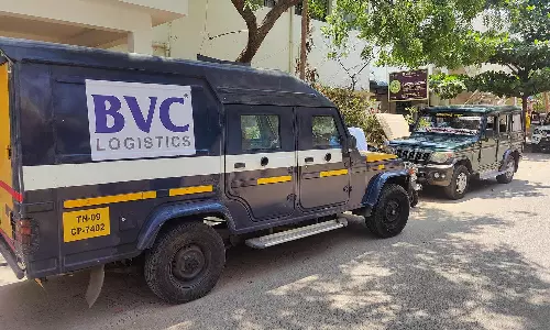 பறக்கும் படையினரால் கைப்பற்றப்பட்ட வாகனத்தில் 180 கிலோ தங்கம், 250 கிலோ வெள்ளி பொருட்கள்