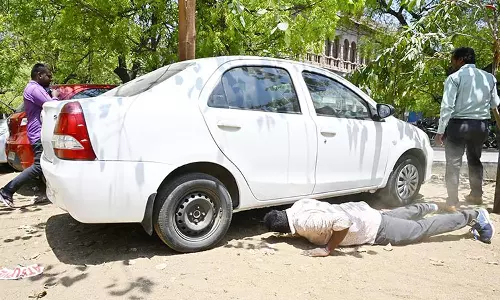 கலெக்டர் அலுவலக வளாகத்தில் 4 நாட்களாக நின்ற மர்ம காரால் பரபரப்பு