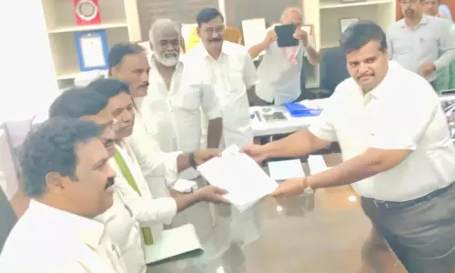 திருவள்ளூர்: காங்கிரஸ் வேட்பாளர் தேர்தல் விதியை மீறி 6 நபர்களுடன் சென்று வேட்பு மனு தாக்கல்