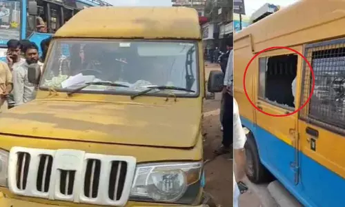 ஏ.டி.எம். மையத்தில் பணம் நிரப்ப நின்ற வாகனத்தை உடைத்து ரூ.50 லட்சம் கொள்ளை