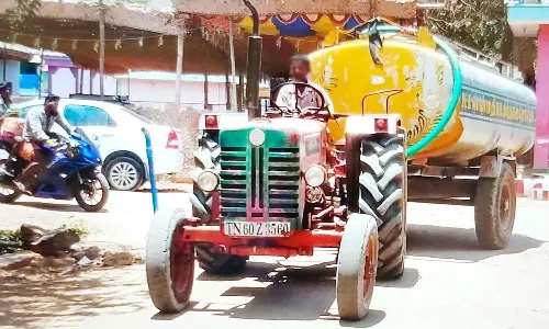 டேங்கருடன் கூடிய டிராக்டரை ஓட்டும் 12 வயது சிறுவன்- அச்சத்தில் உள்ளூர் மக்கள்