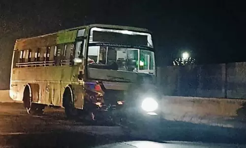 பண்ருட்டி ரெயில்வே மேம்பாலத்தில் நடுவழியில் பழுதாகி நின்ற அரசு பஸ்