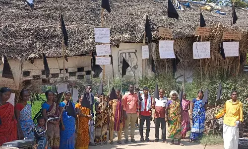 வீடு தோறும் கருப்புக்கொடி ஏந்தி தேர்தலை எதிர்த்துப் போராடும் கிராமம்