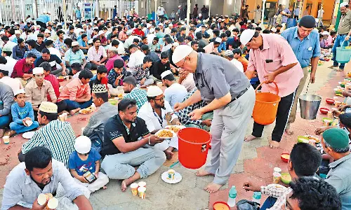 36 ஆண்டுகளாக நோன்பு திறப்புக்கான உணவுகளை வழங்கி வரும் இந்துக்கள்