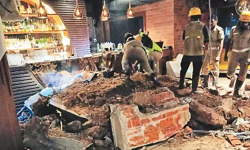 மதுபான விடுதி மேற்கூரை இடிந்து விபத்து: மேலாளர்  கைது