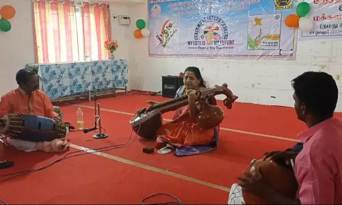 வீணை வாசித்து விழிப்புணர்வு ஏற்படுத்திய பெண் தேர்தல் அதிகாரி