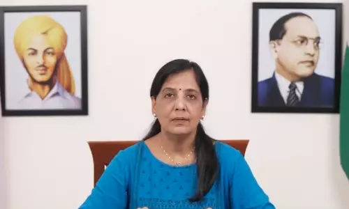 கெஜ்ரிவாலுக்கு ஆசீர்வாதம்: அவரது மனைவி புதிய பிரசாரத்தை தொடங்கினார்