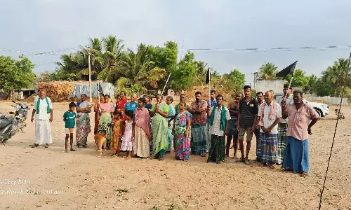 உப்பாறு அணைக்கு தண்ணீர் திறக்க கோரி தாராபுரத்தில் வீடுகளில் கருப்பு கொடி ஏற்றி விவசாயிகள் போராட்டம்