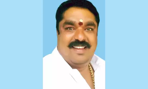 துப்பாக்கி முனையில் நகை, பணத்தை பறித்த ஓ.பி.எஸ். அணி மாவட்ட செயலாளர் கைது