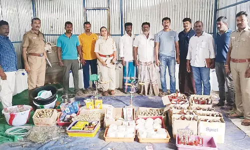 போலி மதுபான ஆலைக்கு அதிகாரிகள் சீல்: 3,500 லிட்டர் எரிசாராயம் பறிமுதல்