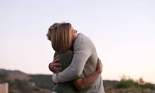 கட்டிப்பிடி வைத்தியம் மூலம்  லட்சக்கணக்கில் சம்பாதிக்கும் பெண்