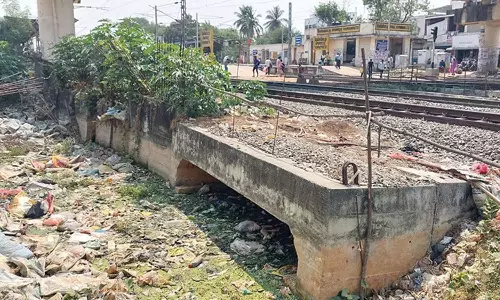 வேப்பம்பட்டு ரெயில் நிலையத்தில் பாதியில் நிற்கும் சுரங்கப்பாதை திட்டம்