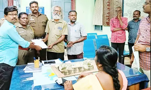 தனியார் சிகரெட் நிறுவன ஊழியரிடம் ரூ.6.76 லட்சம் பறிமுதல்- தேர்தல் பறக்கும்படையினர் அதிரடி