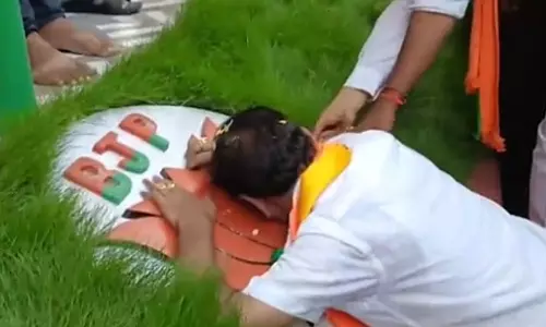 வேட்பாளராக அறிவிக்கப்பட்டதால் தாமரை சின்னத்தில் படுத்து கதறி அழுத பா.ஜ.க. எம்.பி.