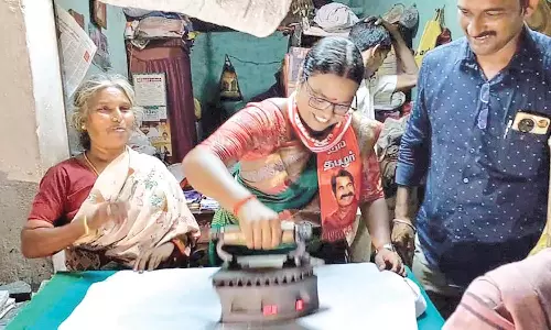 நாகை பாராளுமன்ற தொகுதியில் நாம் தமிழர் கட்சி பெண் வேட்பாளர் நூதன பிரசாரம்