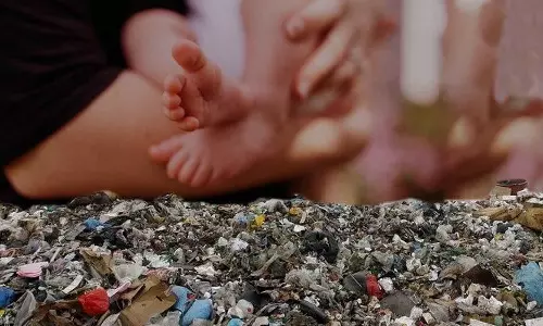 இறந்த நிலையில் குப்பையில் வீசப்பட்ட பெண் சிசு- போலீசார் விசாரணை