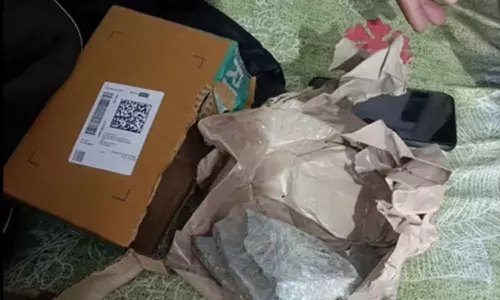 ஆர்டர் செய்த ஸ்மார்ட்போனுக்கு பதிலாக பார்சலில் வந்த கற்கள்