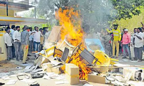 ஆந்திராவில் சீட் கிடைக்காததால் விரக்தி: தெலுங்கு தேசம் கட்சி அலுவலகம் சூறை