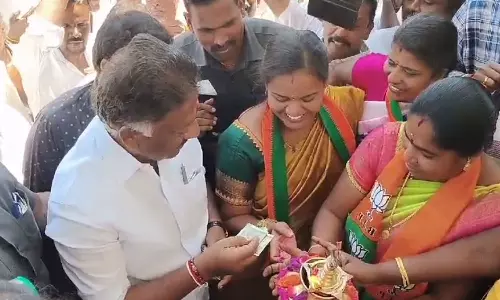 ஆரத்தி எடுத்த பெண்ணுக்கு ரூ.2000 வழங்கிய ஓ.பி.எஸ்.- சமூக வலைதளத்தில் வீடியோ வைரலானதால் பரபரப்பு