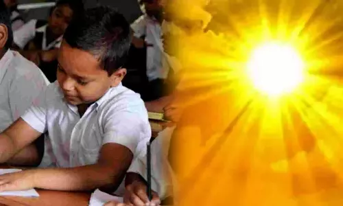 தேர்வு தள்ளி வைப்பு: பள்ளி குழந்தைகளை கோடை வெயிலில் வதைப்பதா?