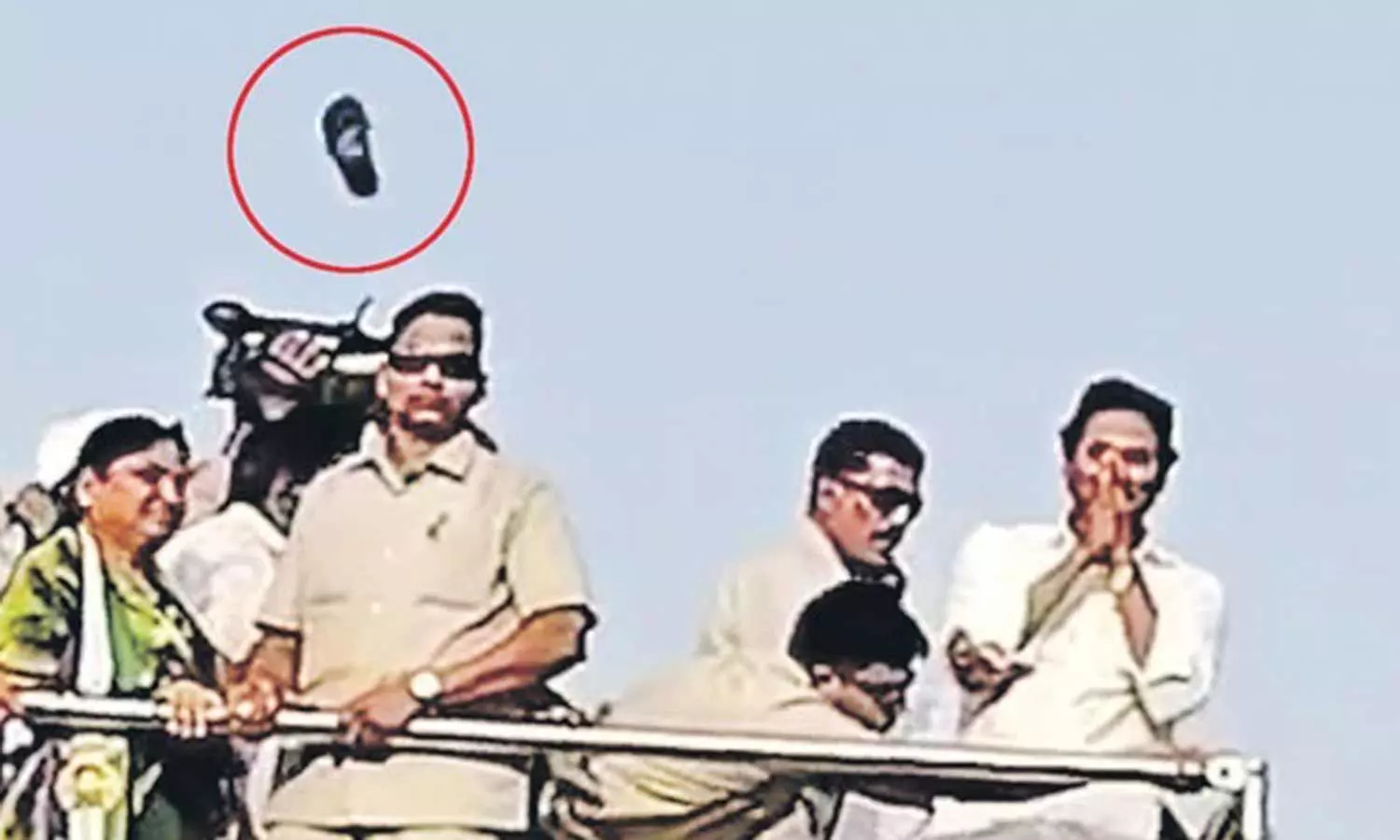 ஜெகன்மோகன் ரெட்டி வாகனம் மீது செருப்பு வீச்சு